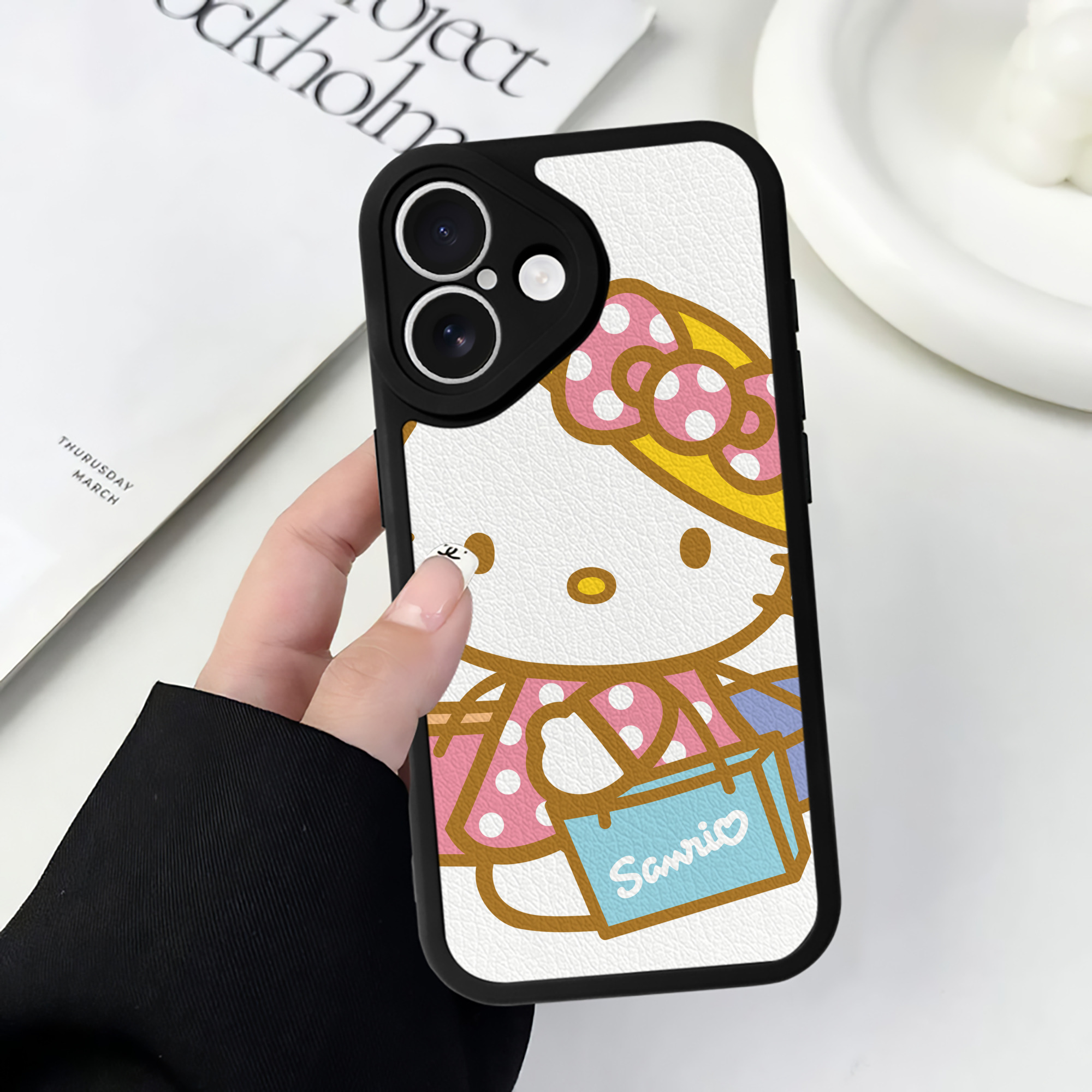 （画像用） Hello Kitty ハローキティ 【iPhone 16シリーズ対応】シリコンスマホケース（レザー調） 材質：シリコン